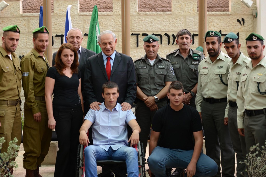 ראש הממשלה בנימין נתניהו מבקר בבסיס משמר הגבול בירושלים ונפגש עם לוחמים שמנעו פיגוע. צילום - קובי גדעון -לע''מ-8.6.14- 3