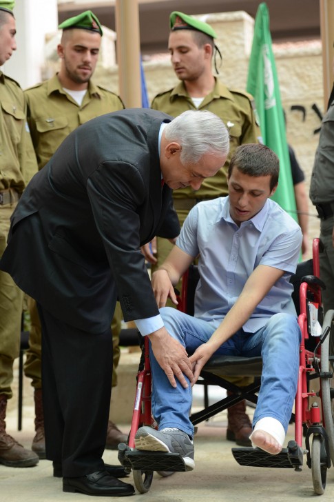 ראש הממשלה בנימין נתניהו מבקר בבסיס משמר הגבול בירושלים ונפגש עם לוחמים שמנעו פיגוע. צילום - קובי גדעון -לע''מ-8.6.14