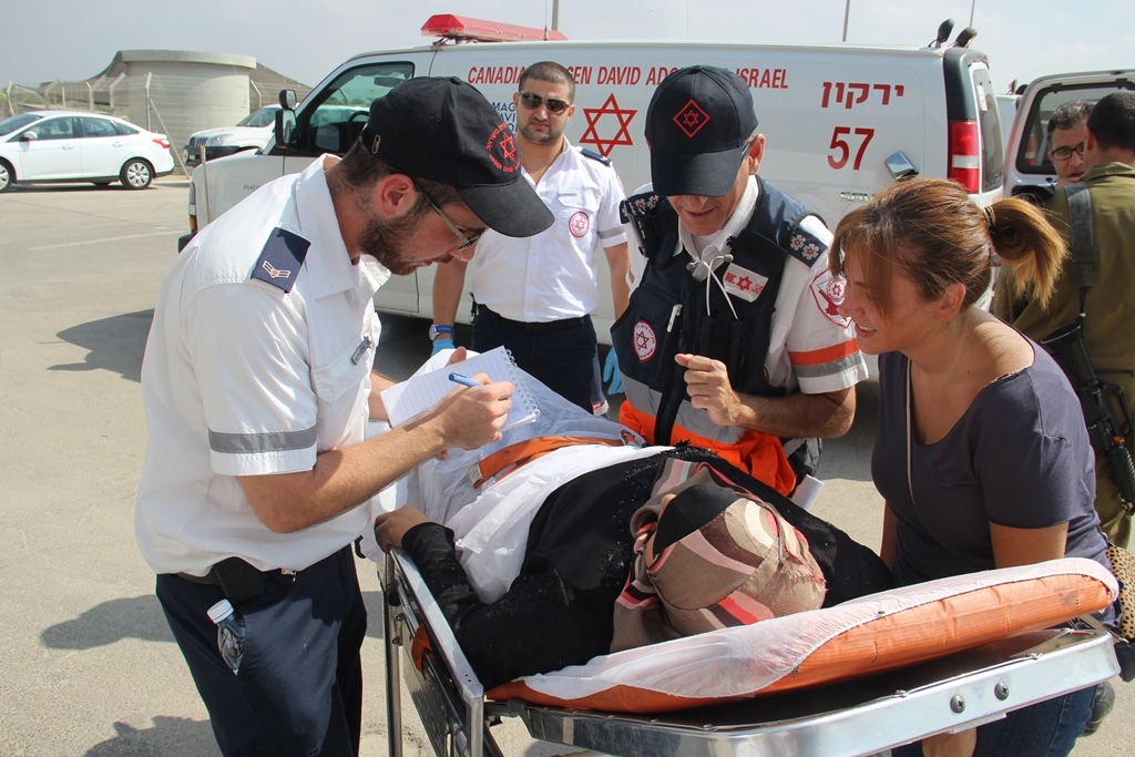 העברת חולים ופצועים תושבי עזה ממחסום ארז לנתבג להטסה לטורקיה - צילום דוברות מדא 28.8.14 (1)