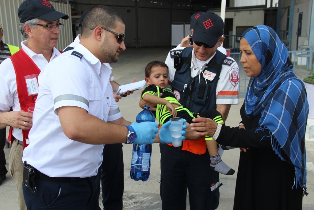 העברת חולים ופצועים תושבי עזה ממחסום ארז לנתבג להטסה לטורקיה - צילום דוברות מדא 28.8.14 (3)