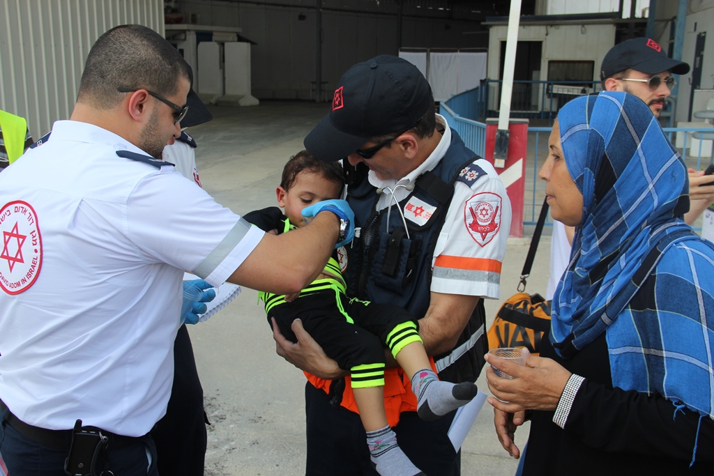 העברת חולים ופצועים תושבי עזה ממחסום ארז לנתבג להטסה לטורקיה - צילום דוברות מדא 28.8.14 (4)