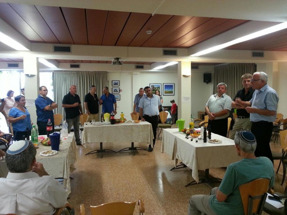 הרמת כוסית בסעד