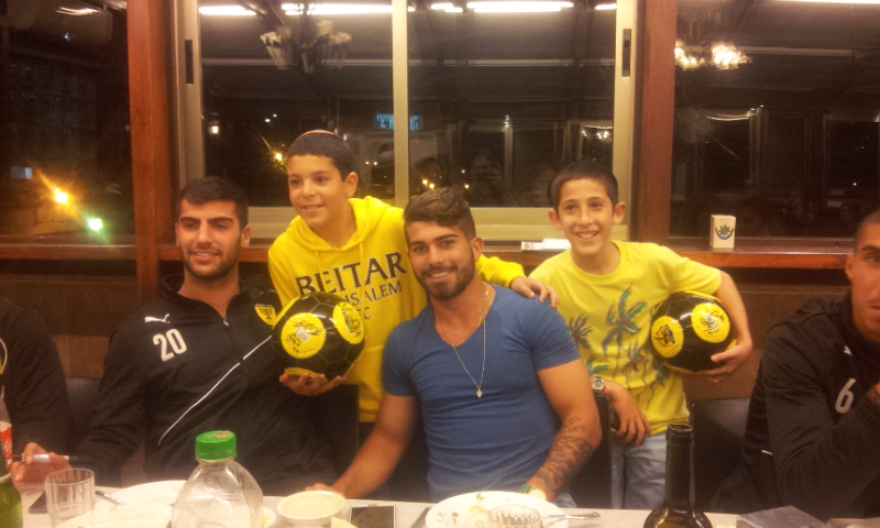 עם מעריצים במסעדה