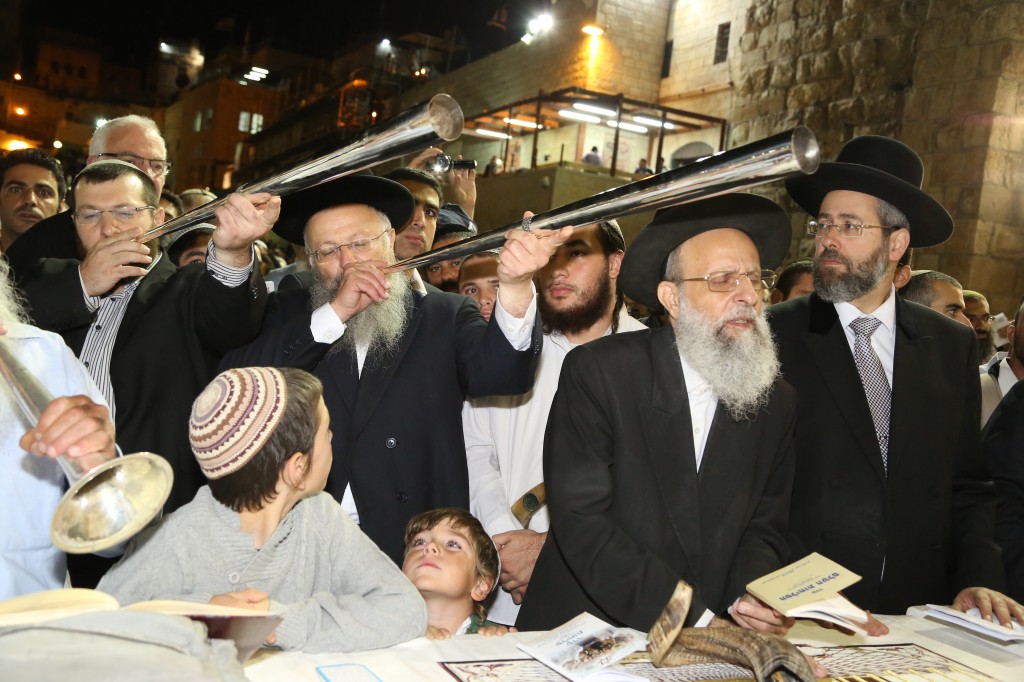 תקיעה גדולה בתפילת הסליחות - צילום צבי לין