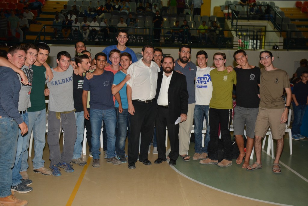 התלמידים עם ממ ראש מועצת שומרון ביציאה לקבר יוסף שכניסתם נמנעה