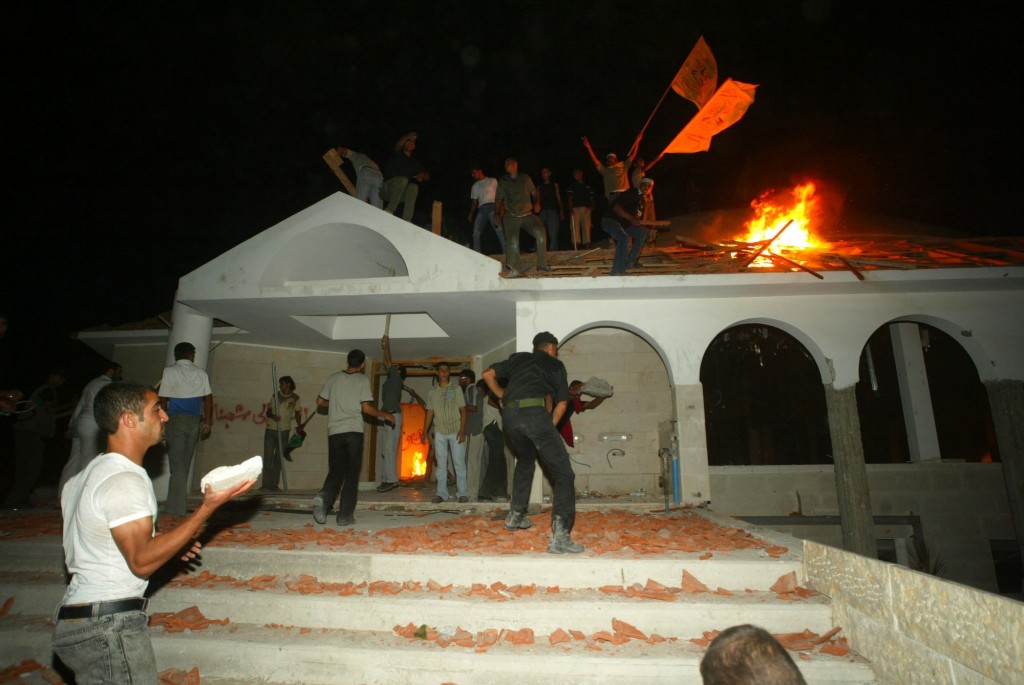 Palestinians burn a synagague in Netzarim