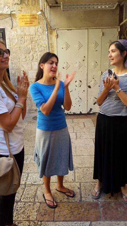 הכלה אבישג וחברות שרות ביציאה מהר הבית