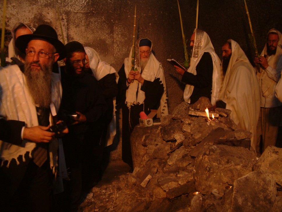 הרב אליהו בקבר יוסף המחולל צילום אישי חזני