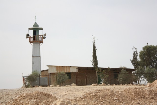 אל פורה - מקבץ לא חוקי ליד ערד. מסגד. צו הריסה