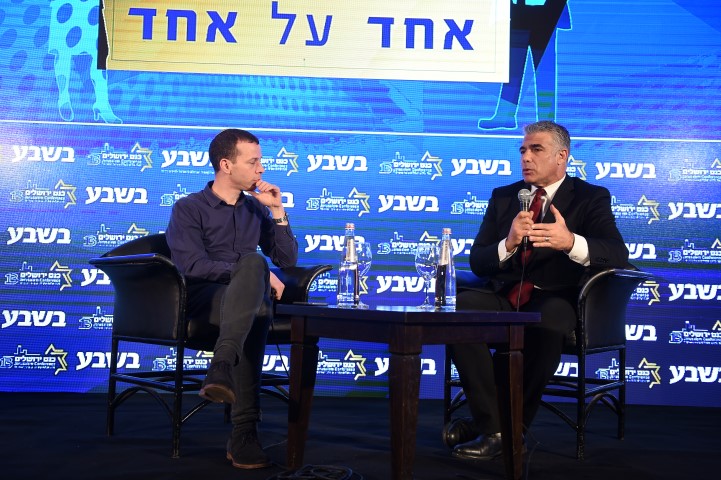 כנס ירושלים של עיתון בשבע - יור סיעת יש עתיד יאיר לפיד בריאיון אישי עם עמית סגל צילום ישראל ברדוגו (Small)