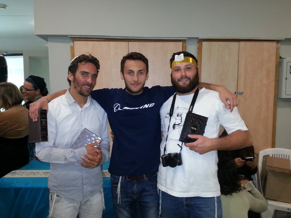 הגרים עם הסידורים