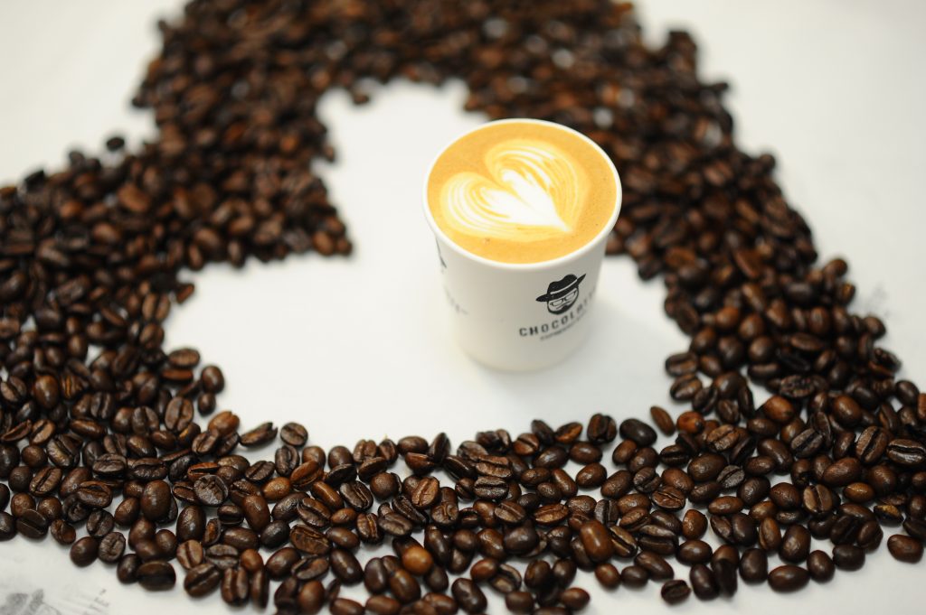 Illustration of Coffee cup with coffee beans around, in Manhattan, NYC on September 10, 2015. Photo by Mendy Hechtman/Flash 90. *** Local Caption *** ùúéä çøãé ôåìé ÷ôä àéìåñèøöéä