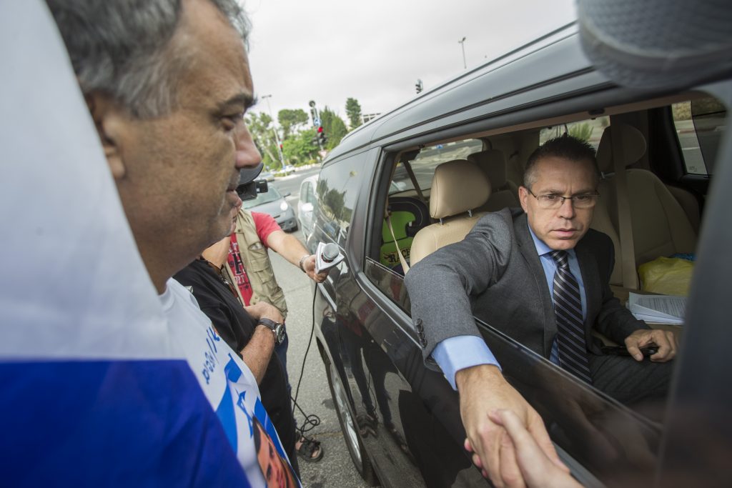 Israeli minister of Public Security Gilad Erdan speaks with the parents of late Israeli soldier Oron Shaul outside the Prime Minister's Office, during a protest against the agreement with Turkey outside the cabinet meeting, in Jerusalem, June 29, 2016. Photo by Yonatan Sindel/Flash90 *** Local Caption *** משרד ראש הממשלה אורון שאול משפחה חברים הורים הצבעה טורקיה גלעד ארדן