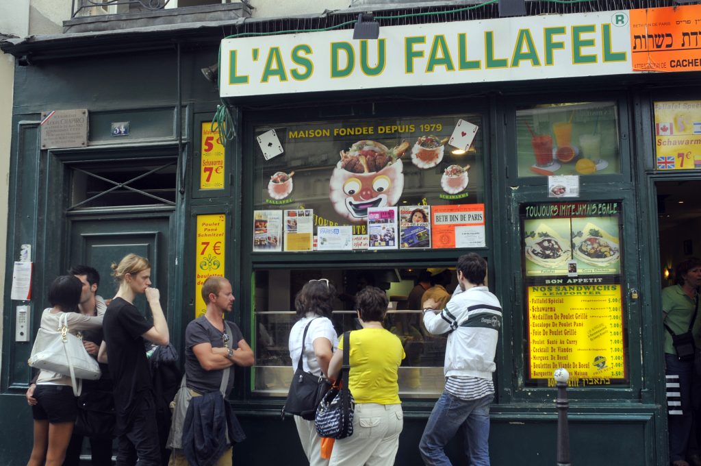 Fallafel store on Rosiers street. France, Paris. June 28 2008. Photo by Serge Attal/Flash 90 *** Local Caption *** ôàøéæ ôøéæ ôìàôì àåëì îæåï îäéø öøôú