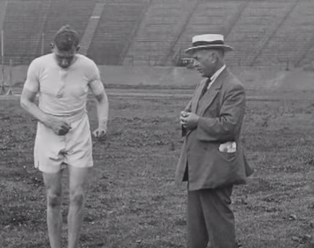 הארולד אברהמס ומאמנו מוסביני, 1924. צילום מסך מיוטיוב.