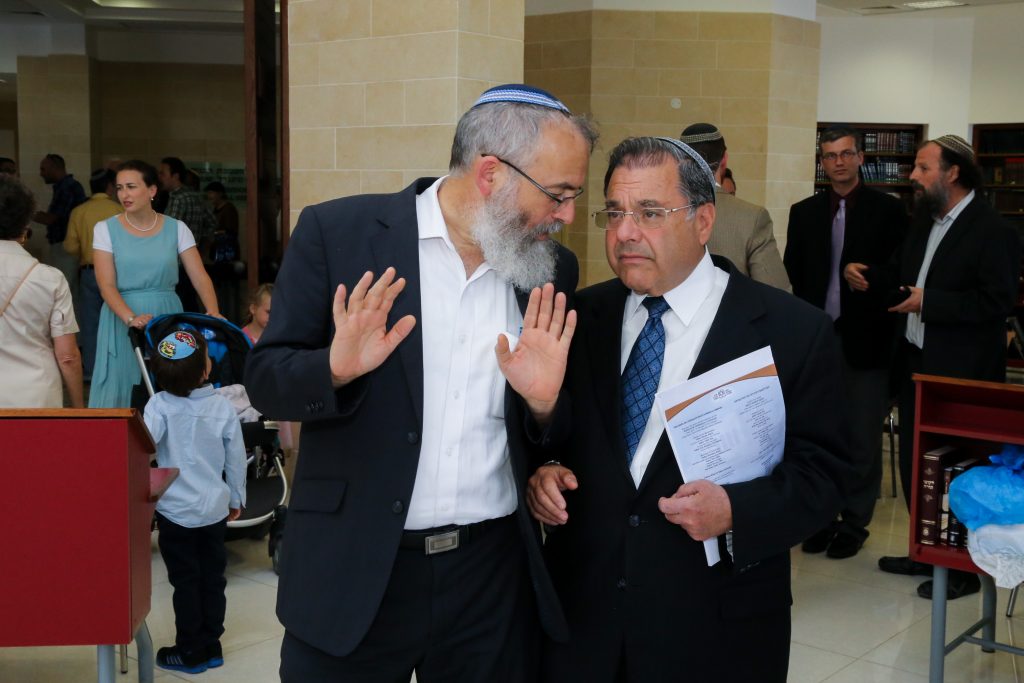 **FILE** Rabbi Shlomo Riskin of Efrat (R) speaks with Rabbi David Stav on July 2, 2015, Rabbi Shlomo Riskin and Rabbi David Stav is part of a group of leading rabbis who decided to establish independent conversion courts in Israel. Photo by Gershon Elinson/Flash90 *** Local Caption *** øá ãåã ñúéå øá ùìîä øéñ÷éï øáðåú öéåðåú ãúéú âéåø