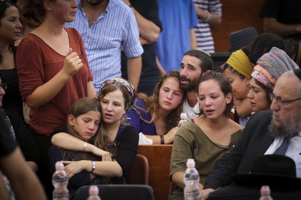 The children of Rabbi Miki Mark morun at a service prior to his funeral at the Otniel yeshiva, of which Rabbi Mark was director. Rabbi Mark was murdered in a terror attack on Friday, when his family’s car came under gunfire from a passing vehicle and overturned near Beit Hagai on Route 60. Rabbi Mark's wife and two of their children were injured in the shooting attack. July 03, 2016. Photo by Hadas Parush/FLASH90 *** Local Caption *** עותניאל פיגוע רב מיקי מרק