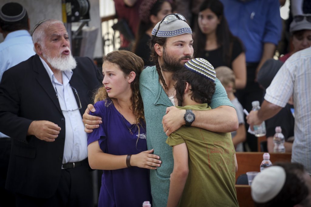 The children of Rabbi Miki Mark morun at a service prior to his funeral at the Otniel yeshiva, of which Rabbi Mark was director. Rabbi Mark was murdered in a terror attack on Friday, when his family’s car came under gunfire from a passing vehicle and overturned near Beit Hagai on Route 60. Rabbi Mark's wife and two of their children were injured in the shooting attack. July 03, 2016. Photo by Hadas Parush/FLASH90 *** Local Caption *** עותניאל פיגוע רב מיקי מרק