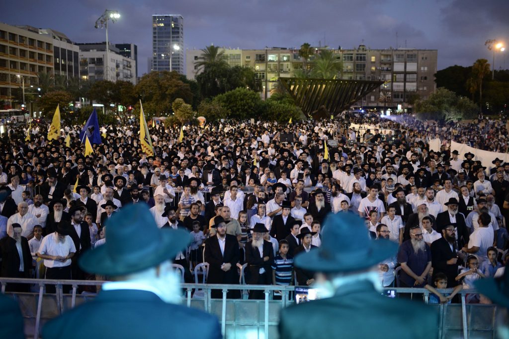 Thousands of Orthodox Jews from the Chabad movement attend a rally on Rabin square in Tel Aviv. The event was held to mark "unity, joy and redemption for the people of Israel, during the recent hardships", following the recent terror attacks. July 10, 2016. Photo by Tomer Neuberg/FLASH90 *** Local Caption *** ?? ???? ???? ?? ??? ??"? ????? ????