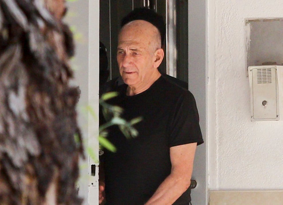 Former Prime Minister Ehud Olmert seen leaving Maasiyahu Prison in Ramla on July 11, 2016, for his first leave from prison since he began his 19-month improsenment sentence in February. Olmert will be have a 48-hour leave surrounded by heavy security. Photo by Avi Dishi/FLASH90 *** Local Caption *** ëìà øîìä ëìà îòùéäå øàù îîùìä àäåã àåìîøè äåìéìðã ôøùú ä÷ìèåú