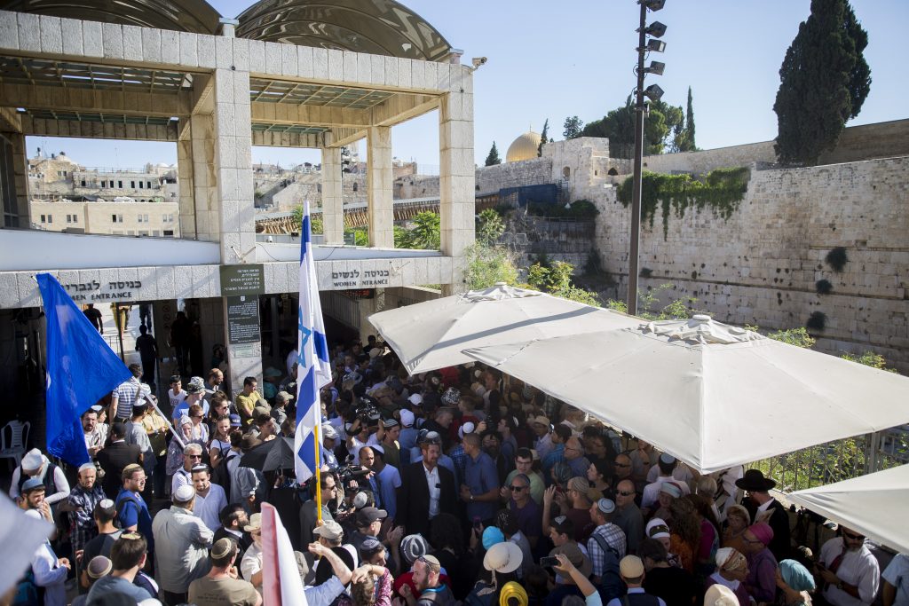 Hundreds of supporters arrive to visit the Al-Aqsa Mosque compound in memory of Hallel Yaffa Ariel in Jerusalem Old City, July 12, 2016. A 17-year-old Palestinian terrorist broke into the home of the Ariel family on June 30, 2016, he stabbed and killed 13-year-old Hallel in her bedroom while she was asleep. Photo by Yonatan Sindel/Flash90 *** Local Caption *** הלל אריאל יפה הר הבית כותל פיגוע מפגן תמיכה משפחה חברים
