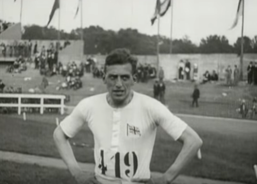 אברהמס האצן היהודי, שניות לאחר זכייתו. צילום מסך.