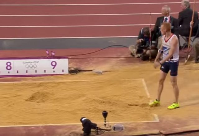 רות'פורד מבין שהוא כנראה זכה. לונדון 2012. צילום מסך.