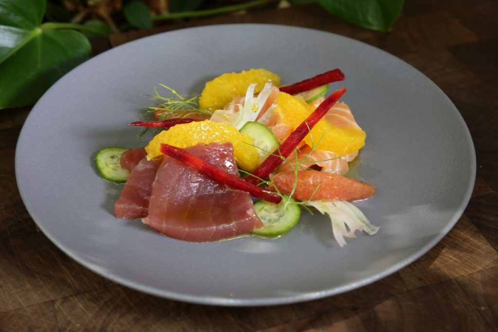 טונה אדומה וסלמון- פלחי הדרים, מלפפון צעיר, סלקים כבושים -דניאל כהן