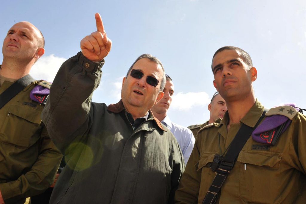 Defence minister Ehud Barak visits with battalion commandor Dado bar khalifa, March 1 2011. Photo by Defence ministry/Flash90 *** Local Caption *** îöá úîåðåú îáé÷åø ùø äáéèçåï, àäåã áø÷, ááàç âáòúé äéåí, áìéååé àìåó ããå áø ëìéôà å.ìéðåé àìéçé