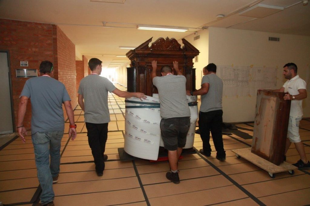 ארון הקודש יוצא לשיפוץ1.