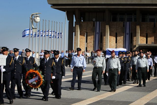 Guards carry the coffin carrying late israeli prime minister Yitzhak Shamir who passed away Saturday night at the age of 96, from the Israeli parliament where the Israeli public was allowed to pay thier last respects to him prior to his funeral at Mt Herzl later tonight. July 02, 2012. Photo by Miriam Alster/FLASH90 *** Local Caption *** éöç÷ ùîéø éöç÷ ùîéø ìåéä äìåéä