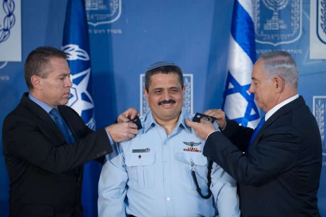 Incoming Israeli Chief of Police Roni Alsheikh seen with Israeli Prime Minister Benjamin Netanyahu (C) and Minister of Public Security Gilad Erdan at a welcoming ceremony held in Alsheikh's honour, at Prime Minister Benjamin Netanyahu's office in Jerusalem, on December 03, 2015. Photo by Miriam Alster/FLASH90 *** Local Caption *** è÷ñ îéðåé åäòð÷ú ãøâä ìîôë''ì äðëðñ øåðé àìùéê á îùøã øàù äîîùìä îôë''ì äîôë''ì áéáé øàù äîîùìä áðéîéï ðúðéäå âìòã àøãï ùìáéèçåï äôðéí