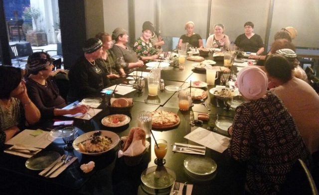 רבות נשים עשו חיל, השדכניות בחגיגות שנתיים (צילום: אביחי מימון)