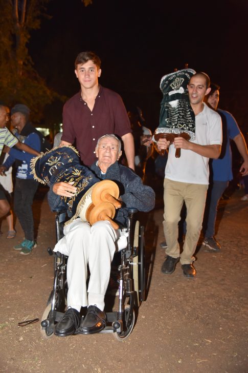 הודיות הקפות עם ניצולי שואה (1)