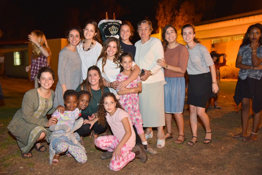 הודיות הקפות עם ניצולי שואה (2)