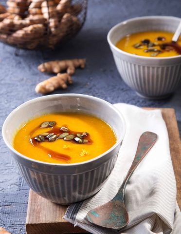 מרק דלעת ובטטה עם כורכום טרי וג'ינג'ר. צילום: שרית גופן