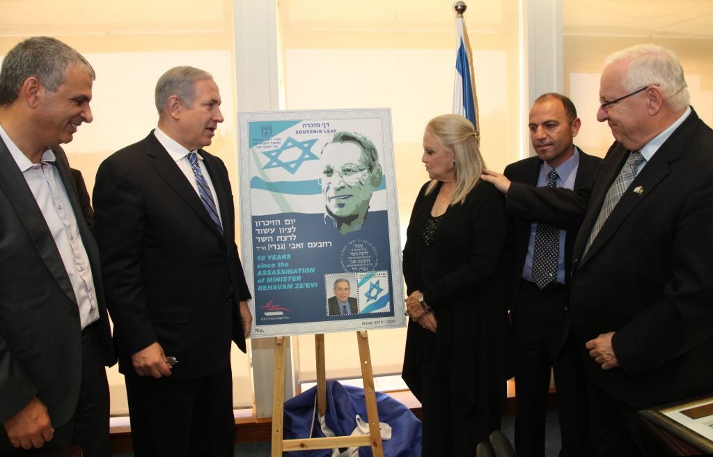 The Israel Philatelic Service of the Israel Postal Company have issued a commemorative stamp to mark 10 years since the assassination of then-tourism minister Rehavam Ze'evi. R to L: Chairman of the Israeli parliament Reuven Rivlin, head of the Israel Philatelic Service Yaron Ratzon, Yael Zeevi, Prime minister Netanyahu, and Minister of Communications Moshe Kahlon . Nov 2 2011. Photo by Isaac Harari/Flash90 *** Local Caption *** øåäî, áðéîéï ðúðéäå, éåø äëðñú, øàåáï (øåáé) øéáìéï, ùø äú÷ùåøú , îùä ëçìåï, éòì æàáé åîðäì äùéøåú äáåìàé, éøåï øöåï. øçáòí æàáé âðãé *** Local Caption *** øåäî, áðéîéï ðúðéäå, éåø äëðñú, øàåáï (øåáé) øéáìéï, ùø äú÷ùåøú , îùä ëçìåï, éòì æàáé åîðäì äùéøåú äáåìàé, éøåï øöåï. øçáòí æàáé âðãé