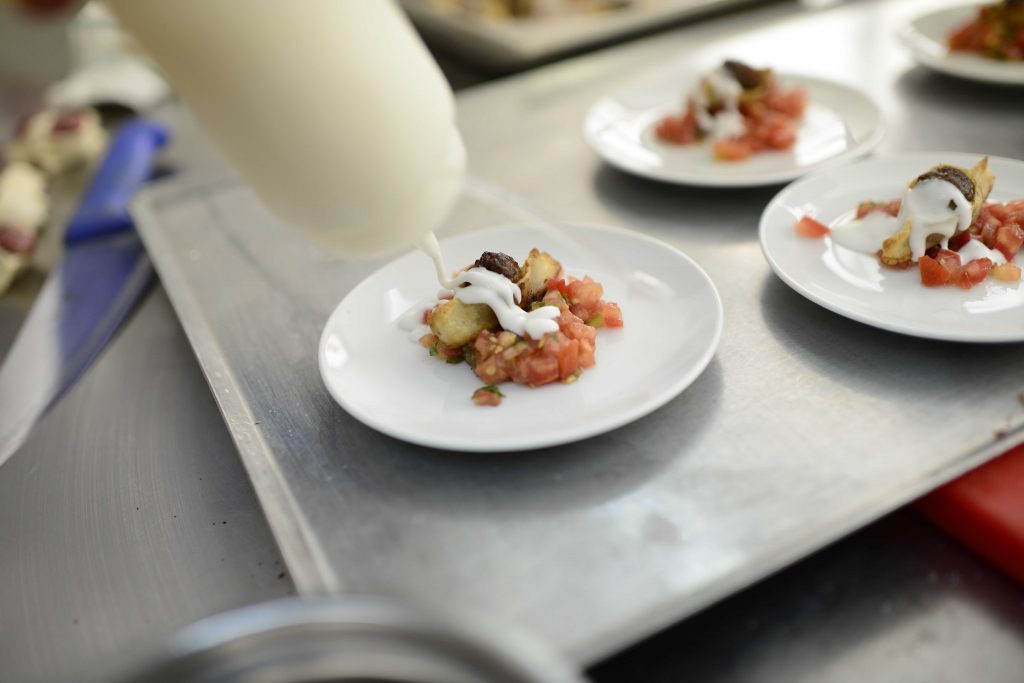 Winner of the "Master Chef" reality show Nof Atamna-Ismaee (unseen) cook a dish during a cooking lesson at a restaurant in Tel Aviv on June 15, 2015, Nof is the winner of the fourth season of "Master Chef". Photo by Tomer Neuberg/Flash90 *** Local Caption *** ??????? ????? ?? ??????? ???????? ??????? ????? ??? ?????? ???? ?????????? ????? ?????