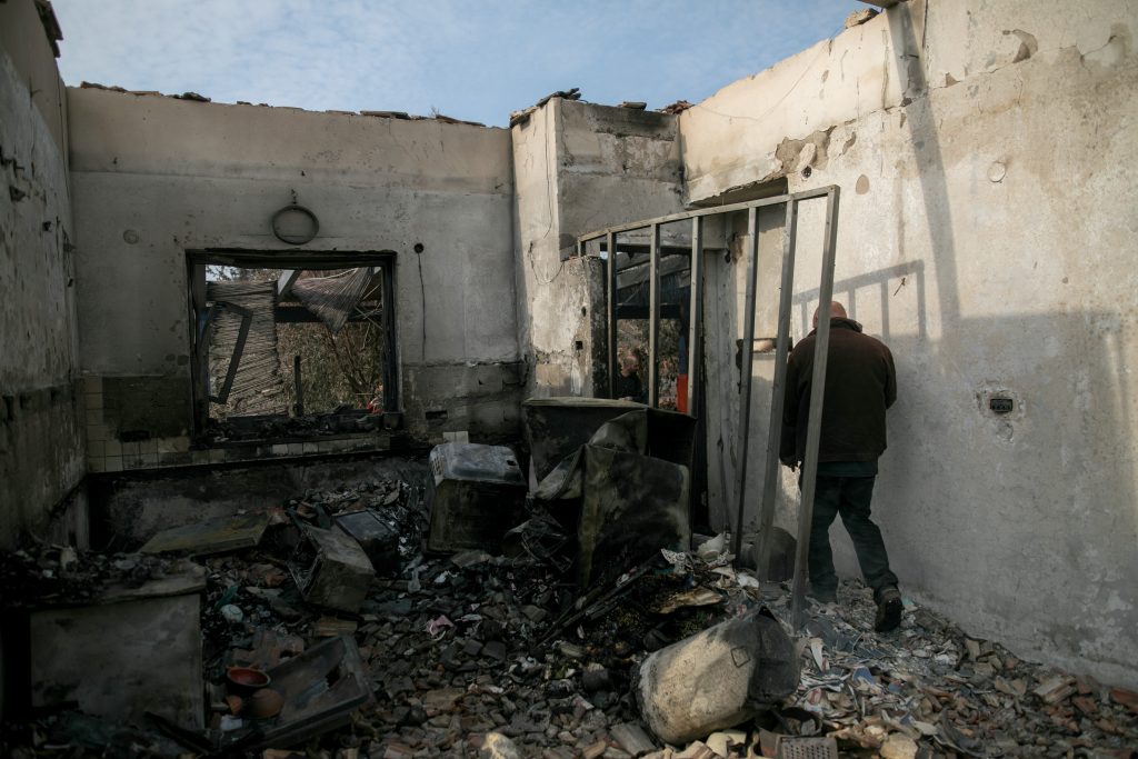 Fire fighters try to extinguish a forest fire which broke out in the forest near the Nataf nature reserve, outside of Jerusalem on November 23, 2016. Photo by Yonatan Sindel/Flash90 *** Local Caption *** שריפה נטף יער יערות עצים קוצים מכבי אש כבאים ירושלים