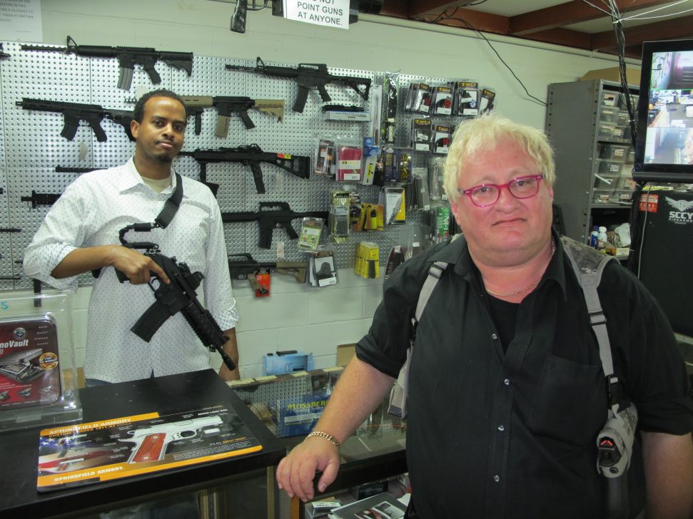 רק לבחור וללכת- חנות נשק בארצות הברית (צילום:איזי טננבום)