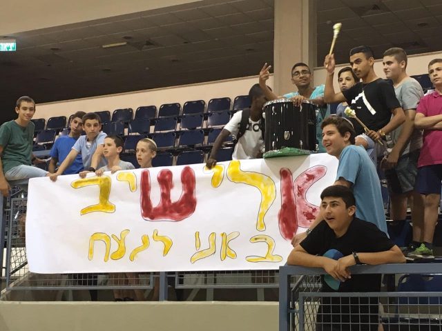 הישיבות באו לעודד את הנבחרות שלהם. חגיגה של כדורסל.