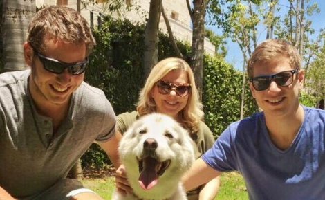 אימוץ כלב תמיד מחבר אל העם. אלא אם כן הוא נושך פוליטיקאים אחרים...