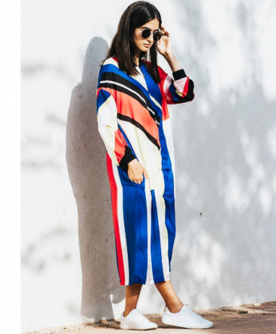 לא נפרדת מהסניקרס הלבנות (צילום מתןך אינסטגרם)