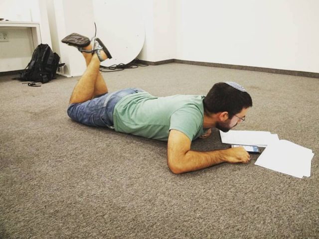 שקט כאן משננים! אבו לומד את הטקסטים