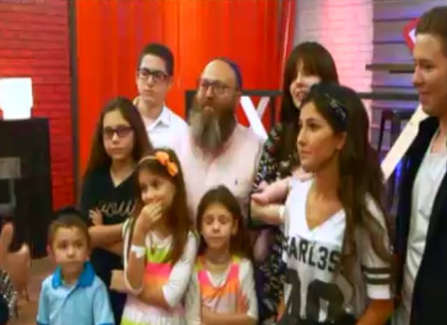 עם המשפחה (צילום מסך מתוך התכנית)