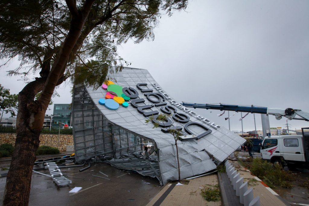 The damage when a 50-ton billboard collapsed in Netanya due to severe winds on January 07, 2015. Snow fell in Northern Israel earlier, and a snowstorm is expected to hit Jerusalem and the surrounding areas later today. Photo by Chen Leopold/FLASH90 *** Local Caption *** נתניה נזק שלט סופה סערה
