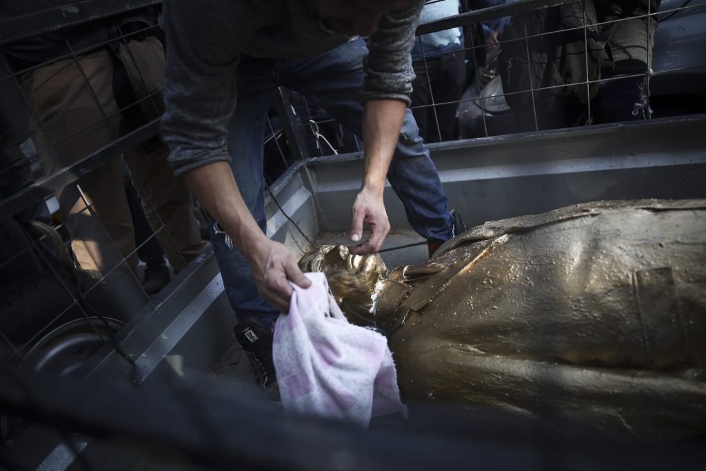 The gold statue of Israeli Prime Minister Benjamin Netanyahu is taken down at Rabin square in Tel Aviv. December 6, 2016, The sculpture was placed during the night by Israeli artist Itay Zalait. Photo by Miriam Alster/Flash90 *** Local Caption *** øàù îîùìä ôñì æäá úì àáéá áðéîéï ðúðéäå ëéëø øáéï ôñì àåîðåú