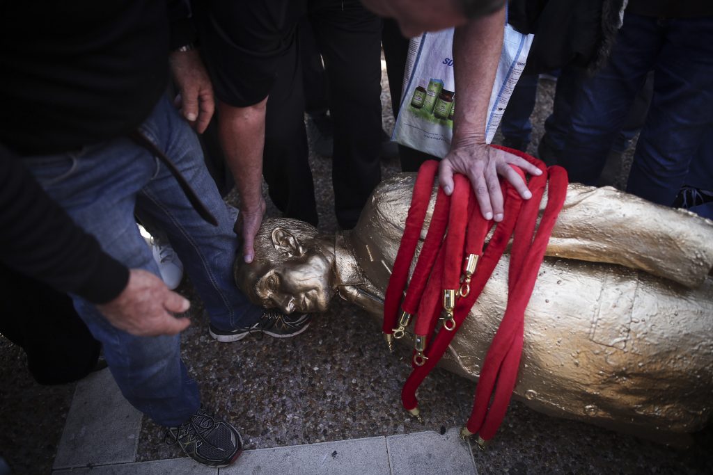 The gold statue of Israeli Prime Minister Benjamin Netanyahu is taken down at Rabin square in Tel Aviv. December 6, 2016, The sculpture was placed during the night by Israeli artist Itay Zalait. Photo by Miriam Alster/Flash90 *** Local Caption *** øàù îîùìä ôñì æäá úì àáéá áðéîéï ðúðéäå ëéëø øáéï ôñì àåîðåú