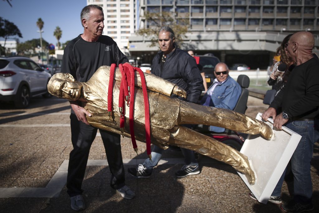 The gold statue of Israeli Prime Minister Benjamin Netanyahu is taken down at Rabin square in Tel Aviv. December 6, 2016, The sculpture was placed during the night by Israeli artist Itay Zalait. Photo by Miriam Alster/Flash90 *** Local Caption *** øàù îîùìä ôñì æäá úì àáéá áðéîéï ðúðéäå ëéëø øáéï ôñì àåîðåú
