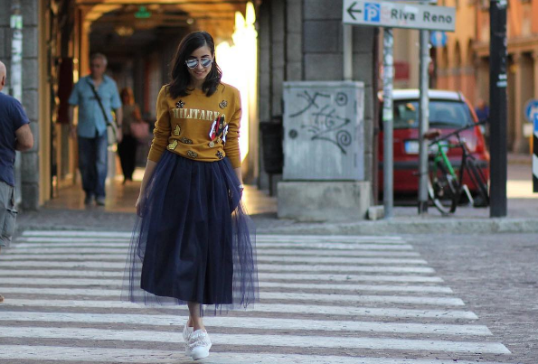 לא מפחדת להעיז, לבושה בבגדים של סטרייט סטייל (צילום מסך מתוך אינסטגרם)